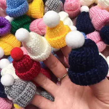 10pcs DIY мини плетене шапки орнаменти Шевни занаяти Коледа Мини плетене кукла шапки плетене полиестер мини вълна шапка
