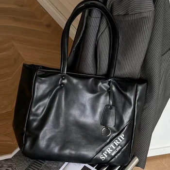 Preppy стил чанти за жени Луксозни дизайнерски чанти и портмонета 2023 Ново в PU писма Голям капацитет Средно рамо под мишниците