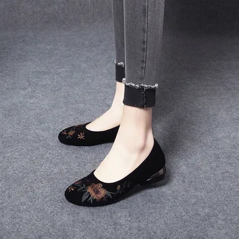 Дамски единични обувки 2023 Нови есенни модни цветя приплъзване на обувки за ходене за жени Външни черни дамски ежедневни обувки на ток
