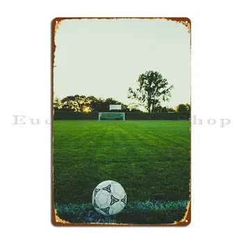 Футболна топка на зелена трева Метални знаци Кино плакети стена декор обичай желязо калай знак плакат